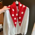 Chic écharpe col tricoté à pois rouge et blanc avec pull blanc polyvalent et élégant - Rouge