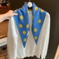 Écharpe triangulaire en tricot à pois bleus et jaunes, châle tendance et accessoire d'hiver. - Bleu