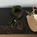 Dunkelgrüner geknitterter Schal für Damen, leichtes atmungsaktives Tuch, eleganter Vintage-Stil. - 170*45cm / Pickle Grün