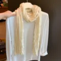 Eleganter beiger, geknitterter langer Schal für Damen, leichter Herbst-Halswickel. - Beige