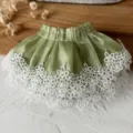 Détail en gros plan d'une jupe de poupée miniature en tissu vert avec dentelle. - 1 Mètre/Paquet (Largeur 5.5cm) / Vert