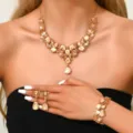 Primo piano del set di gioielli scintillanti color champagne con strass e gocce, collana e orecchini. - Stile Palazzo Vintage (80828437)