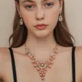 Primo piano dettaglio della collana di perle champagne e orecchini coordinati. - Stile Perla a Goccia (80838937)