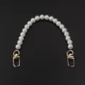Gros plan détaillé de la sangle en perles de résine avec perles blanches et fermoirs dorés robustes. - Fermoir Or Clair / 10mm Diamètre Extérieur Environ 25cm (1 Pièce/Paquet)