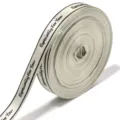 Nahaufnahme des beige Geschenkbands mit feiner Textur und bedruckten englischen Textdetails. - 10 Yards/Packung / Gebrochenes Weiß
