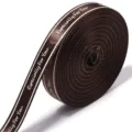 Braune Bandrolle mit weißer Aufschrift für Geschenkverpackung und schöne Blumendekoration. - 10 Yards/Packung / Kaffee