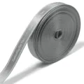 Grijze lintrol met bedrukte letters, perfect voor cadeaus, bloemboeketten en strikken. - 10 Yards/Verpakking / Zilverijs