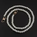 Gros plan sur le détail de la chaîne en perles blanches avec fermoir mousqueton doré. - Fermoir Or Clair / 10mm Diamètre Extérieur Environ 90cm (1 Pièce/Paquet)