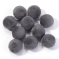 Gros plan de perles rondes floconnées gris foncé, idéales pour accessoires de bijoux DIY. - Style Balle Floconnée / Diamètre 16mm / Gris