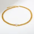 Detailaufnahme einer goldenen Edelstahl Panzerkette mit einem herzförmigen Kristallanhänger. - Herz Weißer Zirkonia (B142)