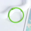 Gros plan d'un anneau de reliure en métal vert vif, idéal pour le bricolage DIY et papeterie. - 3cm / Vert