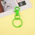 Détail de porte-clés mousqueton en métal peint vert, pièce de anneau artisanal DIY accessoire. - Vert