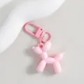 Nahaufnahme Detail des niedlichen rosa Ballonhund Schlüsselanhängers mit glänzendem Finish. - Rosa