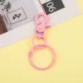 Vue détaillée d'un mousqueton porte-clés en métal rose, surface peinte pour le bricolage DIY. - Clip Chien avec Porte-Clés / Rose