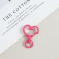 Rosa Herz Karabiner Metall Schlüsselanhänger DIY Schmuck Zubehör Detailansicht glänzend. - Fuchsia