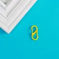 Mousqueton à ressort en S jaune vue de détail, porte-clés en métal et accessoire de sac DIY. - Boucle à Ressort en S Jaune