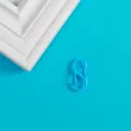 Vue detaillee d'un mousqueton S bleu vif, parfait pour les accessoires et les clefs DIY. - Boucle à Ressort en S Bleu Ciel