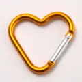 Herzförmiger Karabiner aus eloxiertem Aluminium, leichter Rucksackhaken für Outdoor und Alltag. - Gelb