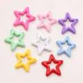 Vue détaillée de charms étoiles creuses en acrylique coloré, parfaits pour les bijoux DIY. - Grandes Perles en Étoile / Multicolore