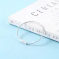 Détail d'anneau de porte-clés en fil d'acier, conception de vis durable pour bijoux DIY. - Blanc