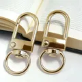 Nahaufnahme von goldenen Metall U-förmigen Schlüsselanhänger Karabiner, DIY Zubehör. - Torschnalle / Gold