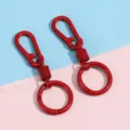 Vue détaillée de mousquetons à ressort et porte-clés en métal rouge pour accessoires de bricolage. - Ensemble Trois Pièces Homard / Rouge