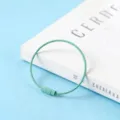 Gros plan détaillé de la boucle de porte-clés en fil d'acier enduit vert clair, accessorie DIY. - Vert menthe