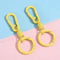 Détail de mousqueton à ressort en métal jaune porte-clés DIY, idéal pour sacs et loisirs créatifs. - Ensemble Trois Pièces Homard / Jaune