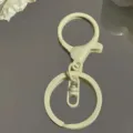 Hellgrüner Metall Schlüsselanhänger Karabiner und flacher Ring Detailansicht Zubehör. - Karabiner-Dreiteiler / Khaki