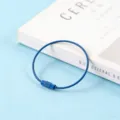 Porte-clés en câble d'acier bleu, vue rapprochée du mécanisme de verrouillage à vis. - Bleu saphir