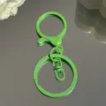 Gruener Metall Schluesselring Detail Nahaufnahme, DIY handgemachte Tasche Anhaenger und Basteln. - Karabiner-Dreiteiler / Grün