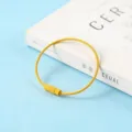 Gros plan d'accessoire de porte-clés en fil d'acier peint coloré avec vis pour le bricolage DIY. - Jaune