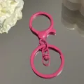 Nahaufnahme des rosa Metall-Schluesselanhaengers mit glatter Lackierung, Detailansicht. - Karabiner-Dreiteiler / Fuchsia