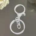 Nahaufnahme Detail der weiß lackierten Metall 8-Form Flachring Schlüsselanhänger Zubehör. - Karabiner-Dreiteiler / Weiß