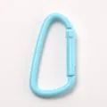Hellblauer Aluminium Karabiner Detail, Nahaufnahme von Metall Schnapphaken und Federtor. - Hellblau