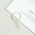 Beiger Federring Schlüsselanhänger mit viergliedriger Kette, lackiertes DIY Schmuckzubehör. - Federring mit vierteiliger Kette / Gebrochenes Weiß