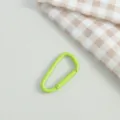 Detailaufnahme des hellgrünen Karabinerhakens, glatte Lackierung, ideal für DIY-Schmuck. - Hellgrün
