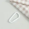 Weißer Metall Karabinerhaken Federring Detailaufnahme, ideal für DIY Schmuck und Taschenzubehör. - Weiß