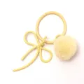 Gelber Metallschleifen-Schlüsselanhänger mit flauschigem Pompon, süßer Taschenanhänger. - Hellgelb