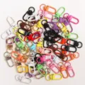 Fermoirs mousquetons en métal coloré crochets pivotants pour porte-clés et loisirs créatifs. - Coloré