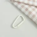 Weiß beschichteter D-förmiger Federkarabiner für DIY-Basteln, Taschen und Schlüsselanhänger. - Beige