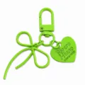 Heldere groene legering strik sleutelhanger met gegraveerd hart label, stijlvolle tas ornament. - Groen