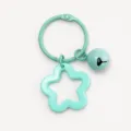 Mintgroene sleutelhanger met sterhanger en knutselbel, ideaal voor handgemaakte DIY tasaccessoires. - Meerblauw