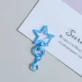 Porte-clés étoile peint en bleu clair avec fermoir mousqueton, pendentif DIY pour accessoires de peluche. - Bleu