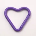 Lila herzförmiger Aluminiumkarabiner Rucksack Clip Variante für den täglichen Gebrauch. - Violet