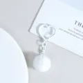Weisser Plueschball Schluesselanhänger mit Herzkarabiner, süsser Taschenschmuck DIY. - Weiß