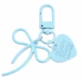 Lichtblauwe legering strik sleutelhanger met hart label, schattige tas hanger accessoire. - Lichtblauw