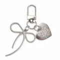 Zilveren metalen strik sleutelhanger met hartvormige bedel, stijlvolle tassenhanger voor accessoires. - Zilver