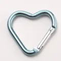 Hellblauer herzförmiger Aluminium Karabiner Haken für Rucksack Outdoor Camping Ausrüstung. - Hellblau