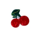 Vista dettagliata del simpatico fermaglio per capelli a ciliegia con frutti rossi e foglie verdi. - Ciliegia / 6×5.5×3.5cm